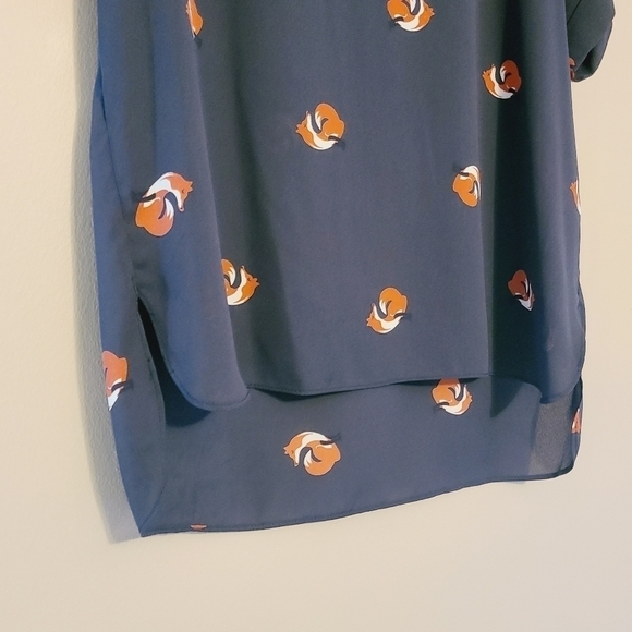 Everly | Women's Navy Fox Print Hi-Low Rolled Sleeved Top (Size Medium) - Picture 7 of 11